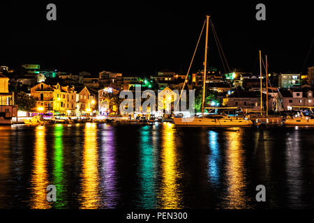 Vista di case sulla isola di Ciovo, notte scena colorati. Destinazione di viaggio. La vacanza estiva. Foto Stock