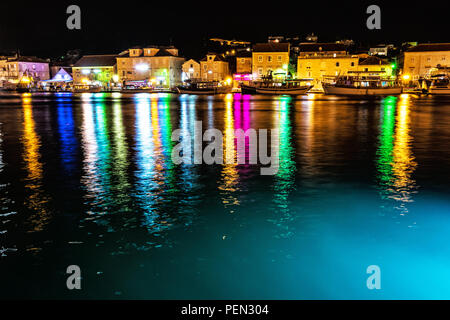 Vista di case sulla isola di Ciovo, notte scena colorati. Destinazione di viaggio. La vacanza estiva. Foto Stock