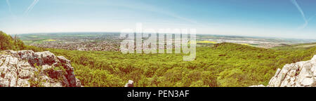 Vista panoramica della città di Nitra da Zobor hill, Repubblica slovacca. Tempo di primavera scena. Il tema del turismo. Foto giallo filtro. Foto Stock