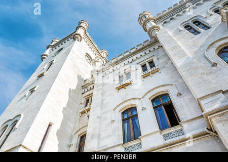 Dettaglio del castello di Miramare vicino a Trieste, Italia nord-orientale. Destinazione di viaggio. La bella architettura. Foto Stock