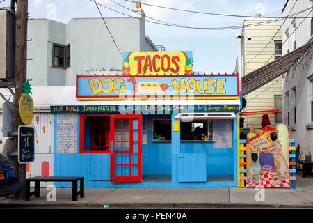 Rockaway Dog House, 95-19 Rockaway Beach Blvd, far Rockaway, Queens, New York. Foto di fronte al negozio di New York di un ristorante in stile passerella. Foto Stock