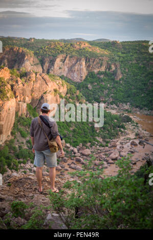 Giovane viaggiatore cerca su Lanner Gorge, scavate dal fiume Luvuvhu, nella regione di Pafuri nell estremo nord del Parco Nazionale di Kruger, Sud Africa. Foto Stock