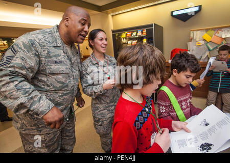 Senior Master Sgt. Harry Waugh, sinistra e Senior Airman Dana Rhoads, entrambi con 177th Fighter Wing, New Jersey Air National Guard, cantare insieme con il quarto livellatrici dal Seaview Scuola in Linwood, N.J., durante la XV vacanza annuale "ongfest' presso il New Jersey Veterans Memorial Home a Vineland, N.J., Dic 16, 2015. Il 80 quarta livellatrici unita il 16 aviatori di cantare canzoni di vacanza a casa i residenti durante l'evento. (U.S. Air National Guard foto di Master Sgt. Riferimento C. Olsen/rilasciato) Foto Stock