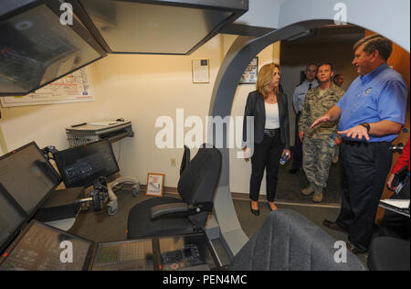 Segretario della Air Force Deborah Lee Giacomo parla con gli istruttori a 314Airlift Wing C-130 è il centro di eccellenza dic. 15, 2015 a Little Rock Air Force Base, Ark. Durante la sua visita daylong, James si è riunito con il team Little Rock aviatori per discutere l'importanza della mobilità in aria il comando della missione e C-130 ponte aereo di combattimento. (U.S. Air Force foto/Senior Airman Harry Brexel) Foto Stock