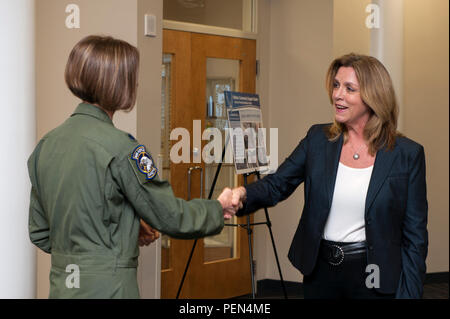 Segretario della Air Force Deborah Lee James visite con Lt. Col. Angela Ochoa, 314Air Wing sicurezza, durante il suo tour, Dic 15, 2015, a Little Rock Air Force Base, Ark. Durante la sua visita daylong, James si è riunito con il team Little Rock aviatori per discutere l'importanza della mobilità in aria il comando della missione e l'importanza di combattere airlift. (U.S. Air Force foto/Staff Sgt. Jeremy McGuffin) Foto Stock