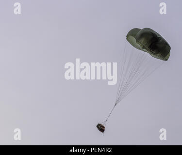 Un Humvee scende da paracadute durante le operazioni 563rd squadrone di supporto antenna della consegna e formazione di recupero a Fort Huachuca, Ariz., Dicembre 9, 2015. L'Humvee è stato fatto cadere da un'U.S. Air Force HC-130J contro il re II dalla 79th Rescue Squadron di stanza a Davis-Monthan Air Force Base. (U.S. Air Force foto di Senior Airman Chris Massey/rilasciato) Foto Stock