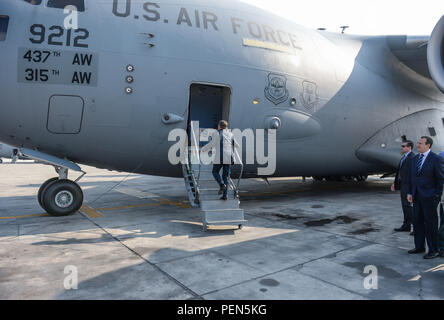 Il Segretario della Difesa di cenere si diparte Carter Bahrain International Airport in rotta verso Erbil, Iraq, Dic 17, 2015. (DoD foto di U.S. Army Sgt. 1. Classe Clydell Kinchen) (rilasciato) Foto Stock