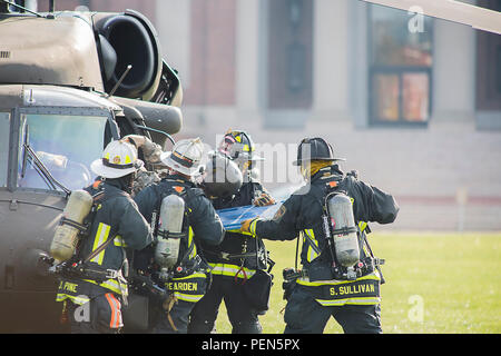 Base comune sala Myer-Henderson vigili del fuoco partecipano in un aeromobile di salvataggio e di lotta antincendio esercizio 9 Dicembre a Fort McNair porzione della base comune Myer-Henderson Hall di Washington. L'esercizio ha comportato una UH-60 Lima Black Hawk e faceva parte di una settimana di fuoco e servizio di emergenza la valutazione del programma. (Base comune sala Myer-Henderson PAO foto di nellâ re) Foto Stock