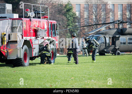 Base comune sala Myer-Henderson vigili del fuoco iniziare un aeromobile di salvataggio e di lotta antincendio esercizio 9 Dicembre a Fort McNair porzione della base comune Myer-Henderson Hall di Washington. L'esercizio ha comportato una UH-60 Lima Black Hawk e faceva parte di una settimana di fuoco e servizio di emergenza la valutazione del programma. (Base comune sala Myer-Henderson PAO foto di nellâ re) Foto Stock