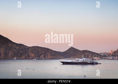 Yacht privato nel porto di Cabo San Lucas con paddleboarders. Foto Stock