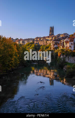 Vista panoramica della città di Friburgo, in Svizzera, con la cattedrale di Saint-Nicolas nel centro Foto Stock