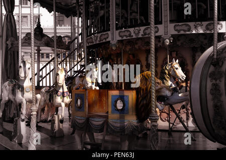 Vista del paesaggio di un vecchio merry-go-round sul lungolago della città di Vevey in Svizzera Foto Stock