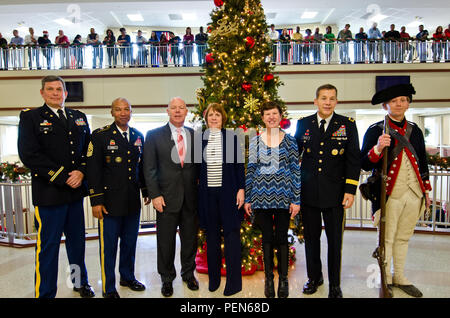 Gli Stati Uniti La riserva di esercito Command team in posa per una foto di gruppo dopo l'illuminazione del albero di Natale come i dipendenti e i membri della famiglia hanno preso parte USARC albero della cerimonia di illuminazione e Holiday Open House presso la sede USARC Dic. 18, 2015. La cerimonia e open house è un evento annuale tenuto per celebrare le vacanze con i collaboratori e i membri della famiglia come essi godere di una vacanza musica, cibo e presentazioni award per il miglior decorate cubicoli dell'edificio. (U.S. Esercito Foto di Brian Godette/rilasciato) Foto Stock