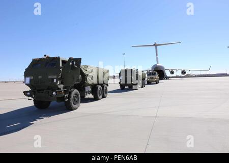 Michigan Esercito Nazionale guardie assegnato a 1bn., 182th FA Regt., stadio ad alta mobilità di artiglieria sistema a razzo in sequenza di caricamento di una cinghia di trasporto aereo negli Stati Uniti. Comando centrale Dec. 2 dalla Sila L. Copeland Arrivo/Partenza aria del gruppo di controllo di aerodromo qui. Foto Stock