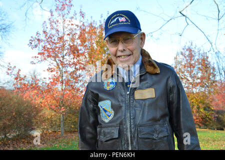 Pensionati Adm posteriore. Robert Johanson discute progetto Phoenix in Annapolis, Md., giovedì 3 dicembre, 2015. Johanson e altri hanno lavorato per un decennio per garantire una guardia costiera elicottero andrà in esposizione permanente all'Udvar-Hazy Center di Chantilly, Va. il compagno di impianto per lo Smithsonian National Air & Space Museum di Washington. (U.S. Coast Guard foto di Sottufficiali di seconda classe Nate Littlejohn) Foto Stock