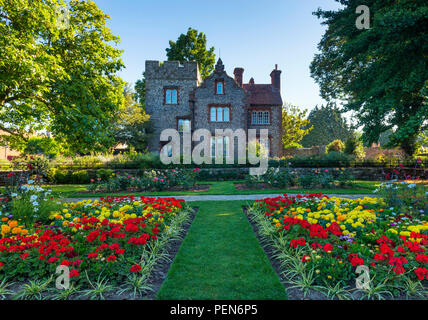 Casa a Torre Westgate giardini; un grazioso parco in Canterbury su una mattina d'estate. Foto Stock