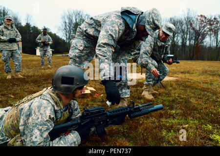 I soldati della 55th Signal Company si addestrarono sul lanciagranate M203 a Fort A.P. Hill, Virginia, il 1 dicembre 2015. L'esercitazione prevedeva il caricamento, il puntamento e il lancio del lanciatore monocolpo da 40 mm attaccato ai fucili M16 e M4. L'addestramento migliorò la gestione, l'accuratezza e le procedure di sicurezza, e permise ai soldati di praticare il coordinamento, il lavoro di squadra e la prontezza operativa in un ambiente sul campo. Foto Stock