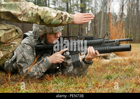 I soldati della 55th Signal Company esercitarono la gestione del lanciagranate M203 da 40 mm a Fort A.P. Hill, Virginia, il 1 dicembre 2015. L'addestramento includeva la visione attraverso mirini di ferro, il puntamento, il caricamento e la comprensione delle funzioni operative di base del sistema d'arma. Gli esercizi migliorarono la precisione, le procedure di sicurezza, le abilità tattiche e la preparazione sul campo dei soldati durante l'addestramento con armi pesanti. Foto Stock