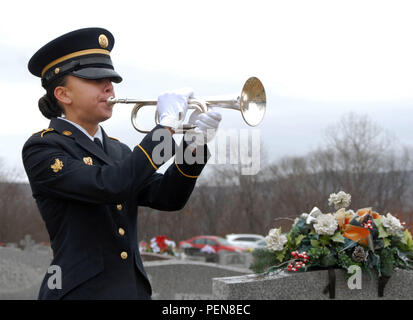 Un membro della guardia d'onore della Guardia Nazionale di New York ha suonato Taps per onorare il veterano della seconda guerra mondiale Leo P. Dean durante il suo funerale al St. Mary's Cemetery di Waterford, New York, il 17 dicembre 2015. Il funerale includeva una presentazione della bandiera e una festa di licenziamento per riconoscere il servizio militare di Dean. La cerimonia è stata documentata dalla Guardia Nazionale e condotta con protocollo militare per onorare il veterano e fornire un riconoscimento formale dei suoi contributi durante la seconda guerra mondiale Foto Stock