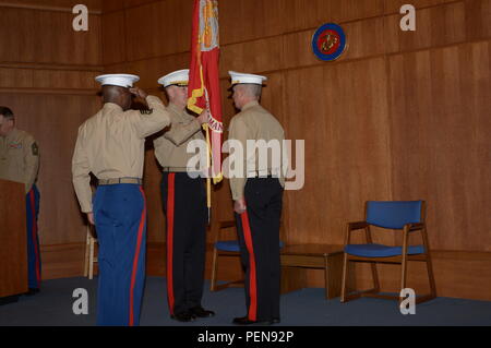 Lt. Gen. Mark Brilakis passa il Marine Corps il reclutamento di colori di comando fino a Briga. Gen. Paolo Kennedy durante il cambiamento MCRC del comando cerimonia al grigio Centro di ricerca a bordo di Marine Corps base Quantico su dic. 17. Passando i colori simboleggia il passaggio a livello di responsabilità e di condivisione della conoscenza da un comandante generale per il prossimo. Foto Stock