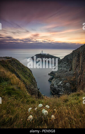 Sud pila faro al tramonto vicino a Holyhead, Anglesey Foto Stock
