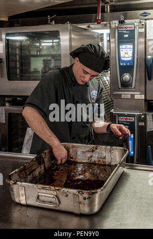 160103-N-GJ630-008 Yokosuka, Giappone (GEN. 03, 2016) specialista culinaria di terza classe Fredrick Harding, da Washington, Utah, pulisce una teglia in cucina di U.S. La marina è solo distribuita portaerei USS Ronald Reagan (CVN 76). Ronald Reagan fornisce un combattimento-pronto forza che protegge e difende il collettivo agli interessi marittimi degli Stati Uniti e dei suoi alleati e partner in Indo-Asia-regione del Pacifico. (U.S. Foto di Marina di Massa lo specialista di comunicazione 2a classe Dave Frederick/rilasciato) Foto Stock