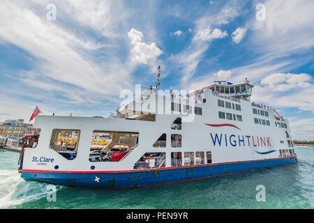Wightlink traghetto per trasporto auto e passeggeri in viaggio da e per l'Isola di Wight da Portsmouth, Hampshire, Inghilterra, Regno Unito. Il traghetto del veicolo. Veicolo traghetti. Foto Stock