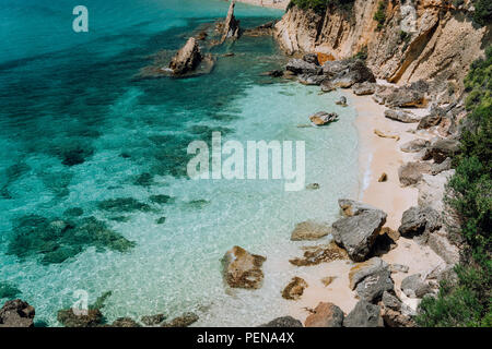 Nascosto spiaggia vuota con chiara pura acqua del mare turchese vicino a white rock cliffs situato nella famosa spiaggia di Platys e Makrys Gialos, Argostoli, Cefalonia isola del Mar Ionio, Grecia Foto Stock