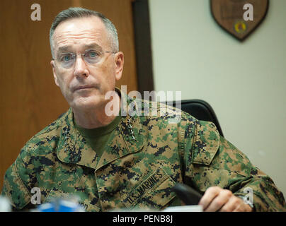 Stati Uniti Marine gen. Joseph F. Dunford Jr., Presidente del Comune di capi di Stato Maggiore, è dato un breve a Incirlik Air Base, Gennaio 6, 2016. (DoD Foto di Marina Sottufficiali di 2a classe di Dominique A. Pineiro) Foto Stock