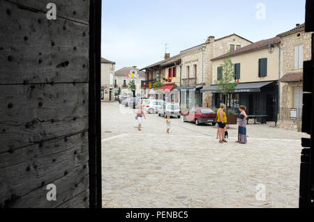 La vista da Eglise Notre-dame fino a Place de la liberazione in Villereal, parte sud-ovest della Francia 2018. Foto Stock