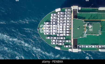 Immagine aerea di una grande RoRo (Roll on/off) Veicolo carrie nave crociera sul Mediterraneo Foto Stock