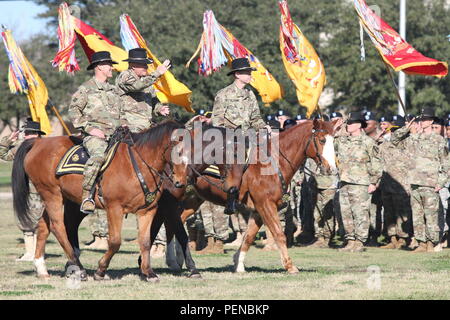 Il Mag. Gen. J.T. Thomson (da sinistra a destra), 1° Divisione di cavalleria comandante generale, il Mag. Gen. Michael bollette, CG in uscita, e il tenente Gen. Sean MacFarland, III Corps e Fort Hood comandante generale, corsa a cavallo come essi ispezionare la divisione durante un cambiamento di cerimonia di comando sul campo di Cooper di Fort Hood in Texas, Gen 7. (U.S. Foto dell'esercito da Staff Sgt. Christopher Calvert, 1a divisione di cavalleria Affari pubblici (rilasciato)) Foto Stock