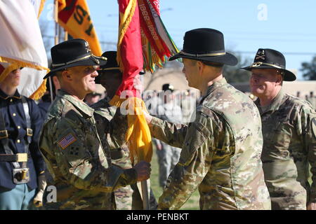 Il Mag. Gen. J.T. Thomson (sinistra), 1° Divisione di cavalleria comandante generale, riceve la divisione dei colori dal Lt. Gen. Sean MacFarland (centro), III Corps e Fort Hood comandante generale, come il Mag. Gen. Michael fatture, in uscita 1a divisione di cavalleria CG, guarda su durante un cambiamento di cerimonia di comando sul campo di Cooper di Fort Hood in Texas, Gen 7. (U.S. Foto dell'esercito da Staff Sgt. Christopher Calvert, 1a divisione di cavalleria Affari pubblici (rilasciato)) Foto Stock