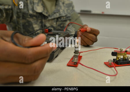 Stati Uniti La riserva di esercito Pvt. Joshua Thomas, operazioni ferroviarie studente con il trasporto intermodale marittimo Training Department, pratiche tecniche elettrico durante le operazioni ferroviarie corso a Fort Eustis, Virginia, 16 ottobre 2015. In tutto quattro settimane di corso, gli studenti hanno imparato una panoramica delle operazioni ferroviarie per consentire loro di consigliare e valutare le operazioni ferroviarie in tutto il mondo. (U.S. Air Force photo by Staff Sgt. Natascia Stannard) Foto Stock