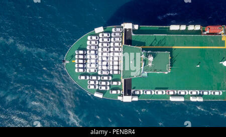 Immagine aerea di una grande RoRo (Roll on/off) Veicolo carrie nave crociera sul Mediterraneo Foto Stock