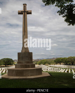 Australia, Stati Uniti, British e Papua Nuova Guinea i membri del servizio visita la Bomana Cimitero di Guerra sett. 27, 2015, durante un viaggio a Kokoda Trail come parte di esercitare il PUK Puk 15. Il cimitero è la casa di 13.000 membri di servizio dalle battaglie su Papua Nuova Guinea durante la seconda guerra mondiale quando le forze della coalizione hanno combattuto l'impero giapponese dopo invasero la costa nord della Papua Nuova Guinea. La multinazionale esercizio Puk Puk 15 è progettato per fornire un positivo e duraturo cambiamento nella Papua Nuova Guinea attraverso la riabilitazione delle infrastrutture di base e la formazione dei militari. (U.S. Marine Corps foto di Cpl. William Heste Foto Stock