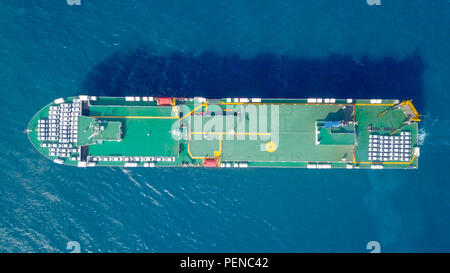 Immagine aerea di una grande RoRo (Roll on/off) Veicolo carrie nave crociera sul Mediterraneo Foto Stock