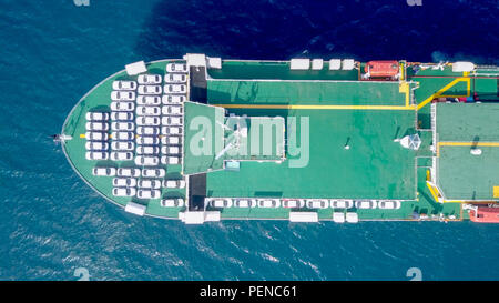 Immagine aerea di una grande RoRo (Roll on/off) Veicolo carrie nave crociera sul Mediterraneo Foto Stock