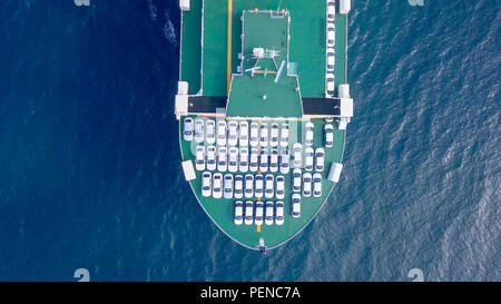 Immagine aerea di una grande RoRo (Roll on/off) Veicolo carrie nave crociera sul Mediterraneo Foto Stock