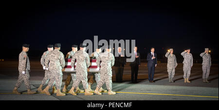Il personale dell'esercito americano conduce un trasferimento dignitoso di un soldato caduto alla dover Air Force base, Delaware. La squadra Carry, con la supervisione del Sottosegretario dell'Esercito, sposta il caso di trasferimento in onore del soldato che ha prestato servizio nel 1° Battaglione, 19° gruppo di forze speciali ed è stato ucciso dal fuoco di armi leggere in Afghanistan. La cerimonia riflette il protocollo militare, il rispetto e il riconoscimento solenne del servizio, del sacrificio e del valore, fornendo alle famiglie e al personale l'opportunità di onorare i caduti in un ambiente formale e strutturato. Foto Stock