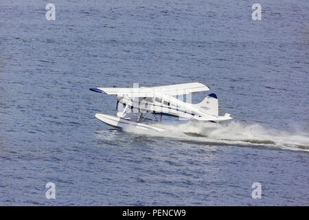 Idrovolante C-FZZJ, un De Havilland DHC-2 Beaver Mk.1, tenendo i turisti per una fuga di piacere dal porto di Vancouver, British Columbia, Canada Foto Stock