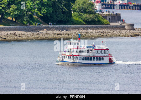 Il paddlewheeler MPV costituzione di prendere i turisti passato Stanley Park nel porto di Vancouver, British Columbia, Canada Foto Stock