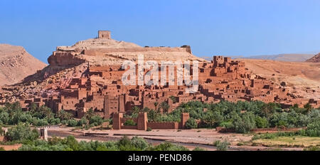 Una vista di antichi marocchino fortezza di argilla in Alto Atlante pedemontana. Foto Stock