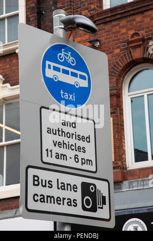 Steet segno indicante consentite e proibite veicoli durante certe ore e presenza di corsia degli autobus telecamere Preston Lancashire Giugno 2018 Foto Stock