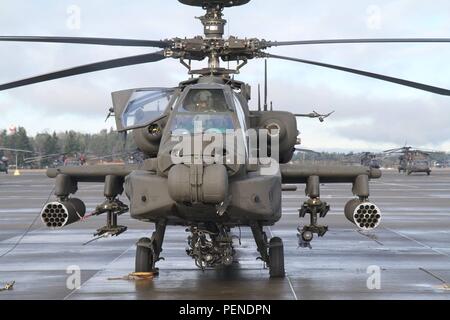 Un U.S. Esercito AH-64E Apache equipaggio assegnati a 1-229th attacco battaglione di ricognizione, xvi combattere la Brigata Aerea, 7 Divisione di fanteria si prepara a discostarsi dalla base comune Lewis-Mccorda, nello Stato di Washington, per il Centro Nazionale di Allenamento Gen 9, 2016. I soldati e di aeromobili parteciperà in formazione con altre unità dal 7 Divisione di fanteria per preparare le future missioni. Foto Stock