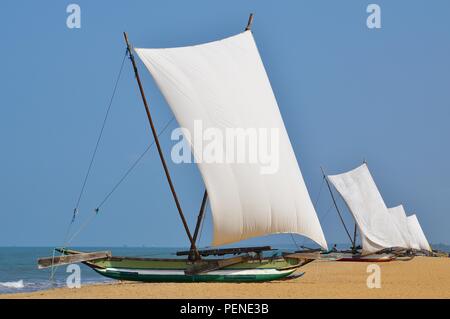 Oruwa barche di pescatori sulla spiaggia di Negombo, Sri Lanka Foto Stock