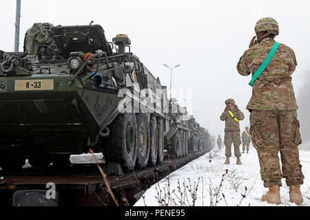 Sgt. Ryan Powell (destra) e SPC. Tyler Minnick (posteriore), entrambi fantassin assegnato alla truppa K, 3° Stormo, 2° reggimento di cavalleria uso della mano e del braccio segnali per la guida di un Stryker combattimento corazzati veicolo durante le operazioni del fungo della rotaia, 11 genn a Konotop, Polonia. Lo scarico di veicoli e attrezzature da il treno è uno dei primi passi della missione di formazione a sostegno del funzionamento Atlantic risolvere, un multi-manifestazione nazionale di continuato impegno degli Stati Uniti per la sicurezza collettiva di Organizzazione del Trattato del Nord Atlantico alleati.(STATI UNITI Esercito foto di Sgt. Paige Behringer, decimo premere il quartier generale di Camp)Ho Foto Stock