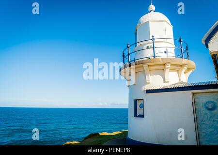 Faro di colore bianco al di sopra del mare in Port Macquarie, Nuovo Galles del Sud, Australia Foto Stock