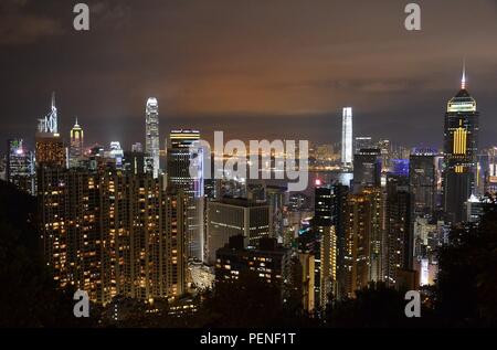 Hong Kong skyline panoramico di notte Foto Stock