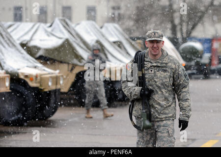 Stati Uniti I soldati assegnati a 554th Polizia Militare Company Eseguire pianificata la manutenzione del veicolo durante una nevicata sulla Panzer Kaserne, Böblingen, Germania, 11 genn. 2016. (U.S. Esercito foto di Visual Information Specialist Jason Johnston/rilasciato) Foto Stock